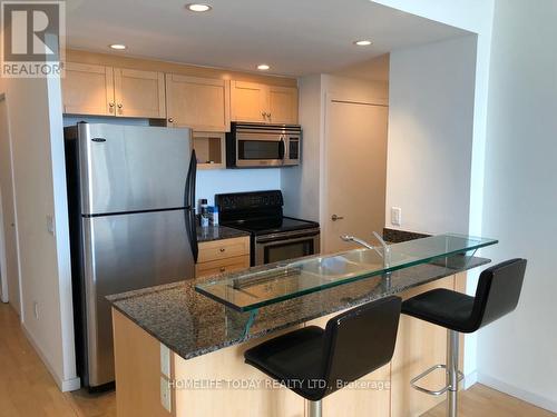 507 - 218 Queens Quay W, Toronto, ON - Indoor Photo Showing Kitchen