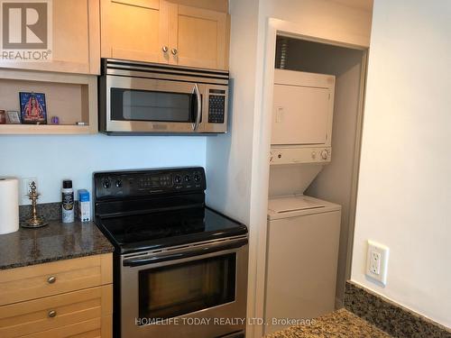 507 - 218 Queens Quay W, Toronto, ON - Indoor Photo Showing Laundry Room