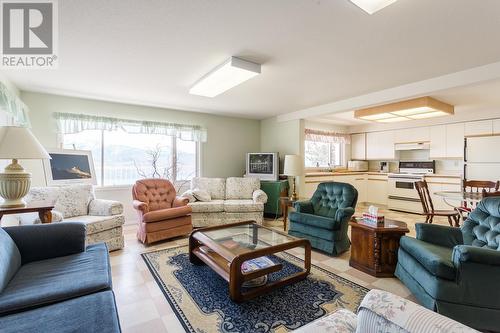 4630 Ponderosa Drive Unit# 112, Peachland, BC - Indoor Photo Showing Living Room