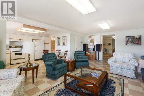 4630 Ponderosa Drive Unit# 112, Peachland, BC - Indoor Photo Showing Living Room