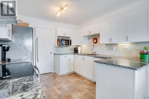 4630 Ponderosa Drive Unit# 112, Peachland, BC - Indoor Photo Showing Kitchen