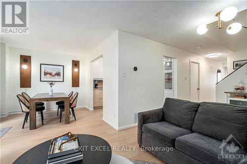 421 Valade Crescent, Ottawa, ON - Indoor Photo Showing Living Room