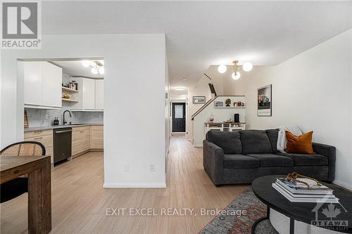 421 Valade Crescent, Ottawa, ON - Indoor Photo Showing Living Room