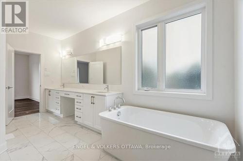 221 Soprano Avenue, Ottawa, ON - Indoor Photo Showing Bathroom