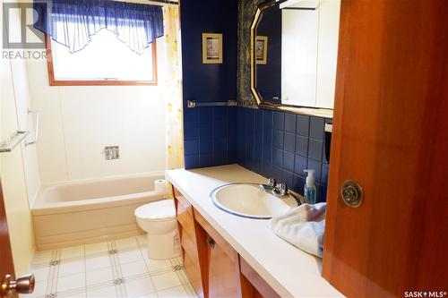 716 4Th Street E, Assiniboia, SK - Indoor Photo Showing Bathroom