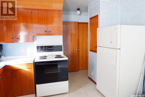 716 4Th Street E, Assiniboia, SK - Indoor Photo Showing Kitchen