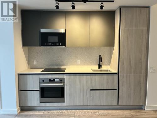 906 - 108 Peter Street, Toronto, ON - Indoor Photo Showing Kitchen