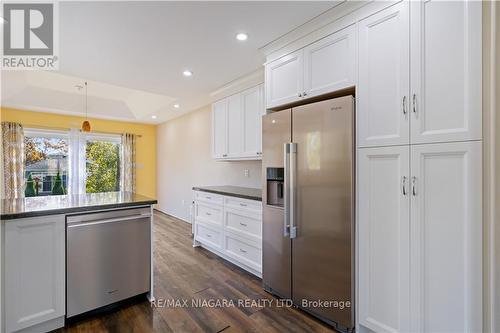 4032 Chippawa Parkway, Niagara Falls, ON - Indoor Photo Showing Kitchen With Upgraded Kitchen