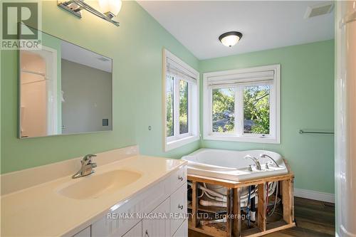 4032 Chippawa Parkway, Niagara Falls, ON - Indoor Photo Showing Bathroom