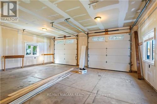 4032 Chippawa Parkway, Niagara Falls, ON - Indoor Photo Showing Garage