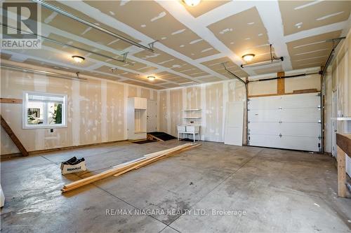 4032 Chippawa Parkway, Niagara Falls, ON - Indoor Photo Showing Garage