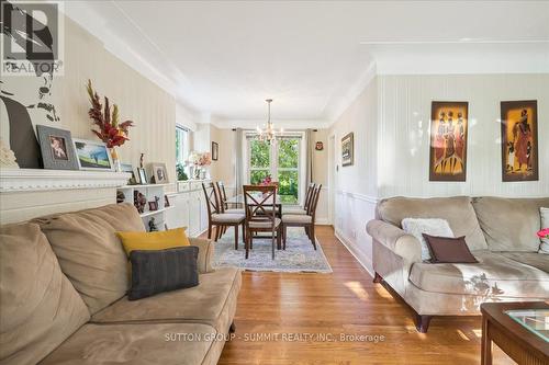 17 Tally Ho Drive, Hamilton, ON - Indoor Photo Showing Living Room