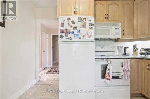 17 Tally Ho Drive, Hamilton, ON - Indoor Photo Showing Kitchen