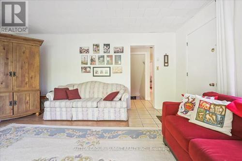 17 Tally Ho Drive, Hamilton, ON - Indoor Photo Showing Living Room