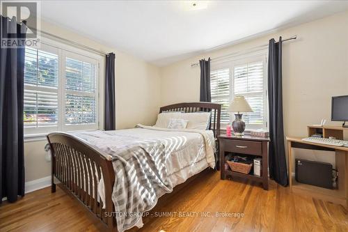 17 Tally Ho Drive, Hamilton, ON - Indoor Photo Showing Bedroom