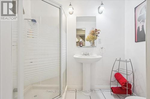 17 Tally Ho Drive, Hamilton, ON - Indoor Photo Showing Bathroom