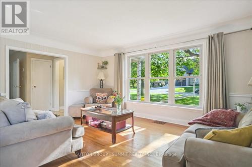 17 Tally Ho Drive, Hamilton, ON - Indoor Photo Showing Living Room