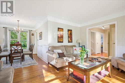 17 Tally Ho Drive, Hamilton, ON - Indoor Photo Showing Living Room