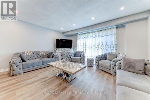 327 Phillip Murray Avenue, Oshawa, ON - Indoor Photo Showing Living Room