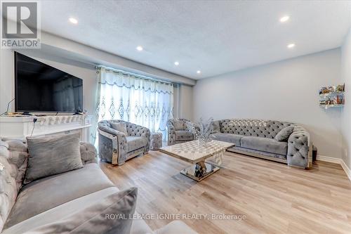 327 Phillip Murray Avenue, Oshawa, ON - Indoor Photo Showing Living Room