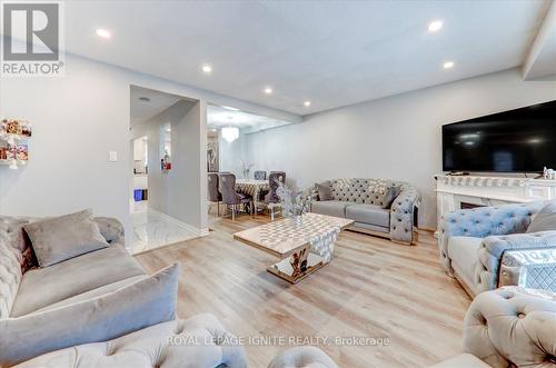 327 Phillip Murray Avenue, Oshawa, ON - Indoor Photo Showing Living Room