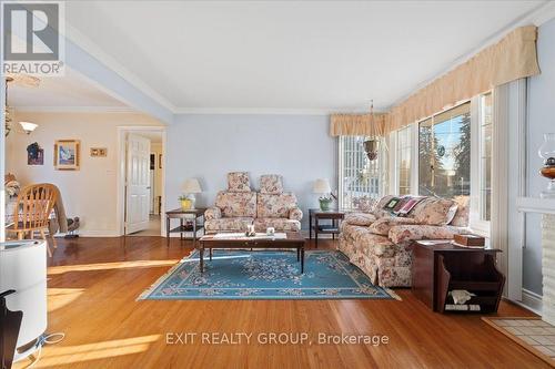 278 Riverside Parkway, Quinte West, ON - Indoor Photo Showing Living Room