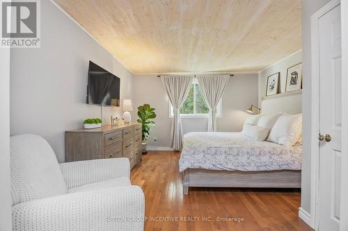 25 Eileen Drive, Barrie, ON - Indoor Photo Showing Bedroom