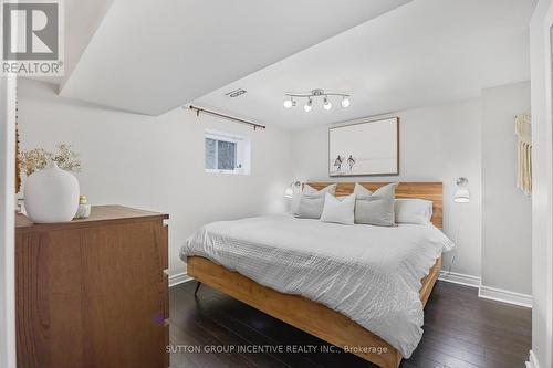 25 Eileen Drive, Barrie, ON - Indoor Photo Showing Bedroom