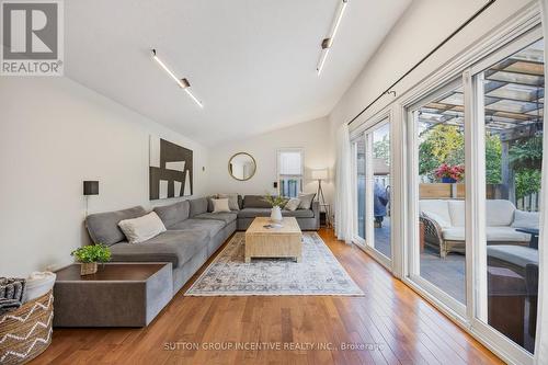 25 Eileen Drive, Barrie, ON - Indoor Photo Showing Living Room