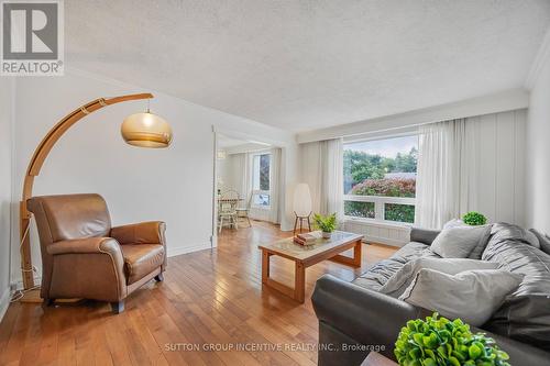 25 Eileen Drive, Barrie, ON - Indoor Photo Showing Living Room