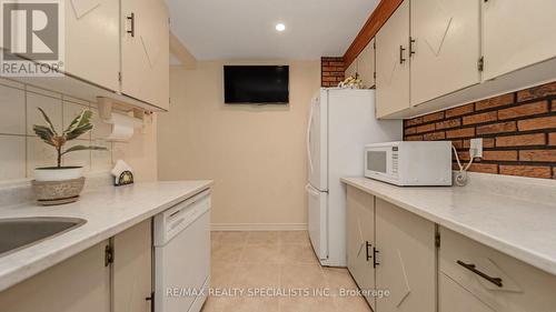 23 Grand Rapid Square, Brampton, ON - Indoor Photo Showing Kitchen