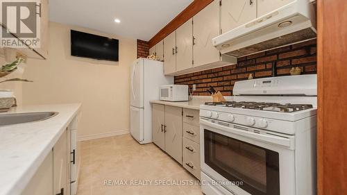 23 Grand Rapid Square, Brampton, ON - Indoor Photo Showing Kitchen