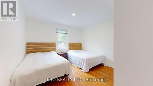 5177 Kitchener Street, Niagara Falls, ON - Indoor Photo Showing Bedroom