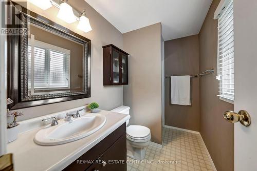 8 Lowell Street S, Cambridge, ON - Indoor Photo Showing Bathroom