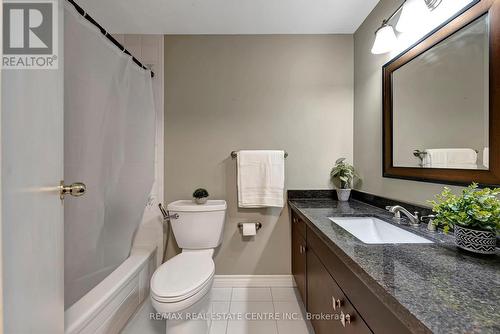 8 Lowell Street S, Cambridge, ON - Indoor Photo Showing Bathroom