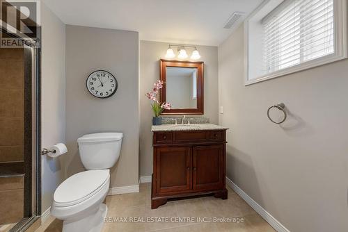 8 Lowell Street S, Cambridge, ON - Indoor Photo Showing Bathroom