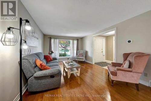 8 Lowell Street S, Cambridge, ON - Indoor Photo Showing Living Room