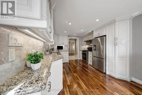 8 Lowell Street S, Cambridge, ON - Indoor Photo Showing Kitchen With Upgraded Kitchen