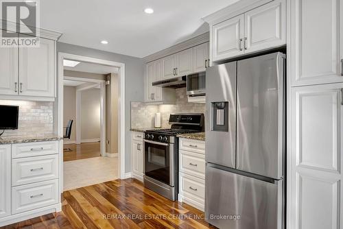 8 Lowell Street S, Cambridge, ON - Indoor Photo Showing Kitchen With Upgraded Kitchen