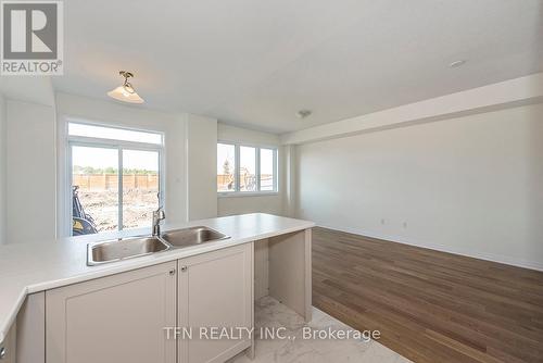 283 Port Crescent, Welland, ON - Indoor Photo Showing Kitchen With Double Sink