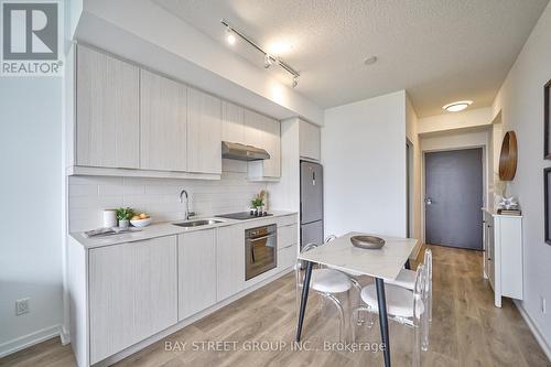 1106 - 32 Forest Manor Road, Toronto, ON - Indoor Photo Showing Kitchen