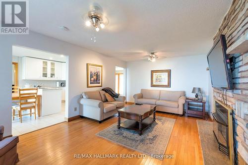 223 Bayshore Road, Innisfil, ON - Indoor Photo Showing Living Room