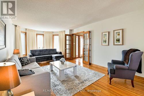 223 Bayshore Road, Innisfil, ON - Indoor Photo Showing Living Room