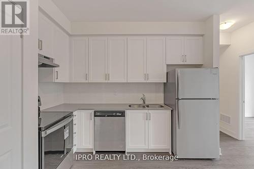 9 - 3 Bond Crescent, Richmond Hill, ON - Indoor Photo Showing Kitchen With Double Sink