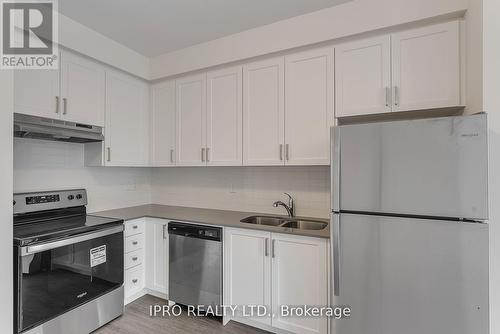 9 - 3 Bond Crescent, Richmond Hill, ON - Indoor Photo Showing Kitchen With Double Sink