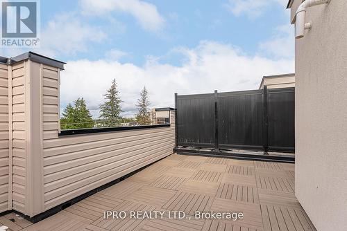 9 - 3 Bond Crescent, Richmond Hill, ON - Outdoor