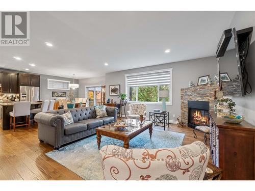 1221 7 Avenue Se, Salmon Arm, BC - Indoor Photo Showing Living Room With Fireplace