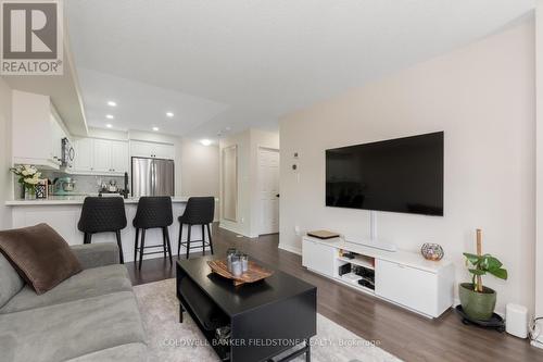 39 Golden Springs Drive, Brampton, ON - Indoor Photo Showing Living Room