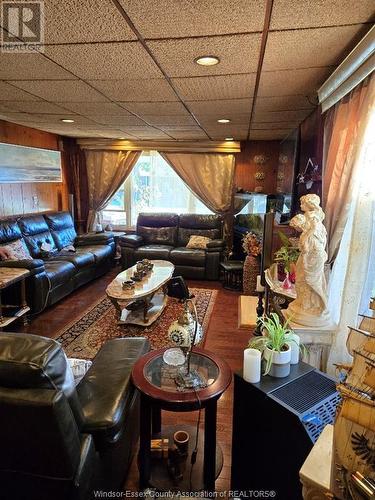 2341 Fraser Avenue, Windsor, ON - Indoor Photo Showing Living Room