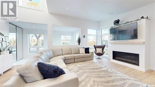 3321 Regina Avenue, Regina, SK - Indoor Photo Showing Living Room With Fireplace